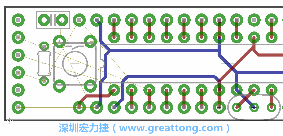 到目前為止，你應(yīng)該只剩下四個(gè)部分還未進(jìn)行布線，10K重置上拉電阻器、重置電容和1×6的序列排針。